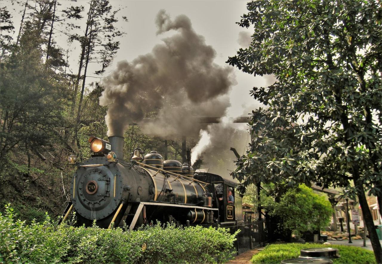 Magical Moments, Hot Tub, Wifi, 1089 Free Tickets Each Paid Day, Dollywood And More ガトリンバーグ エクステリア 写真